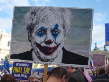 Протест зарина Лондон с развалена риба