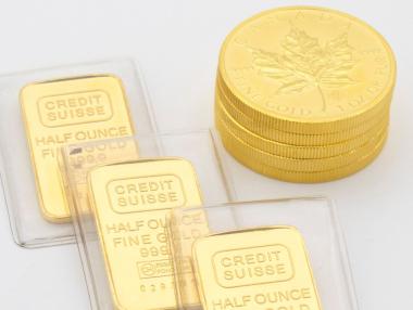 Цената на златото расте с отслабването на долара