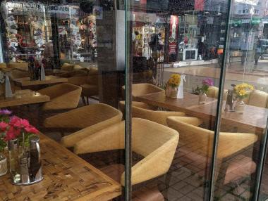 Заведенията отварят въпреки забраната и излизат на протест