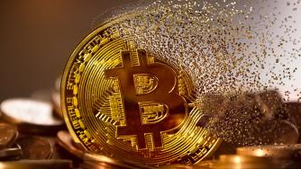 Цената на биткойн падна под 30 000 долара