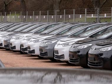 Печалбата на Volkswagen се стопи наполовина през 2020 г.