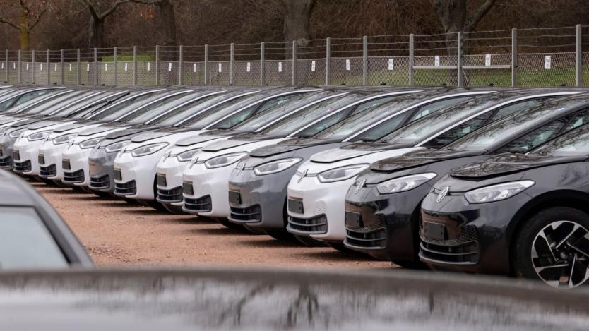 Печалбата на Volkswagen се стопи наполовина през 2020 г.