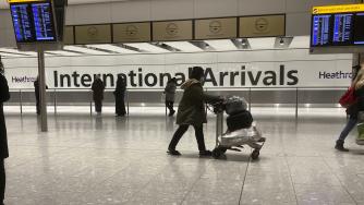 Великобритания мисли да карантинира в хотели пристигащите от страни с висок риск