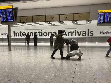 Великобритания мисли да карантинира в хотели пристигащите от страни с висок риск