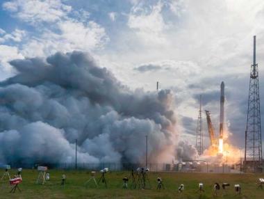 SpaceX реализира уникална по рода си мисия (видео)