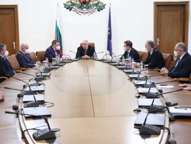 Щабът препоръча отваряне на фитнеси и молове, но не и ресторантите