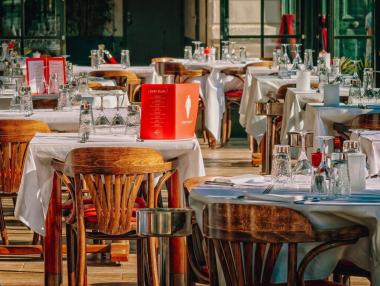 Букурещ отваря ресторанти и кина след заплахи от бизнеса