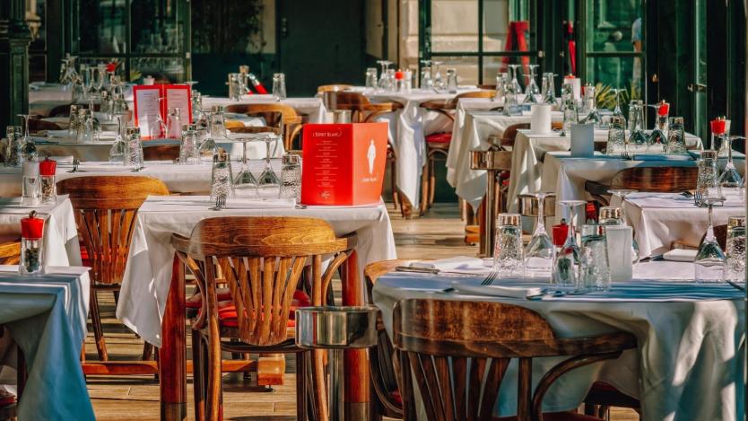 Букурещ отваря ресторанти и кина след заплахи от бизнеса