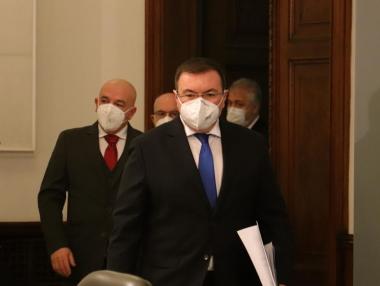 Здравният министър говори само с удобни организации
