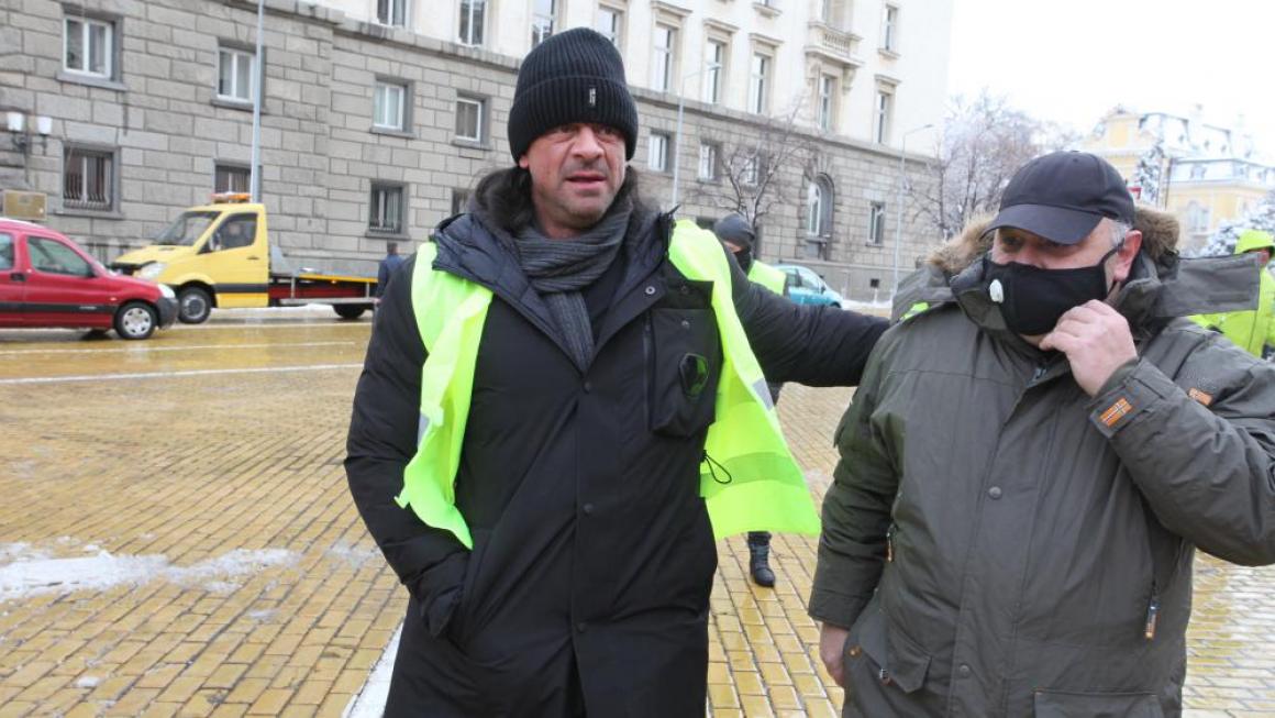 Галерия :: Снимка 0 :: Представители на заведенията спретнаха парти пред МС в знак на протест}