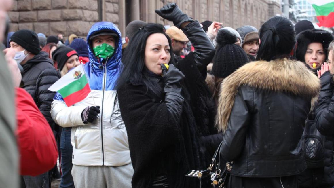 Галерия :: Снимка 2 :: Представители на заведенията спретнаха парти пред МС в знак на протест}