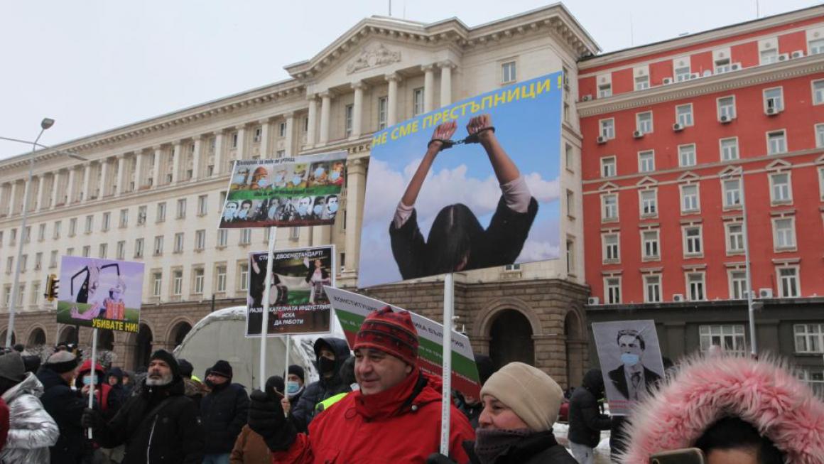 Галерия :: Снимка 3 :: Представители на заведенията спретнаха парти пред МС в знак на протест}