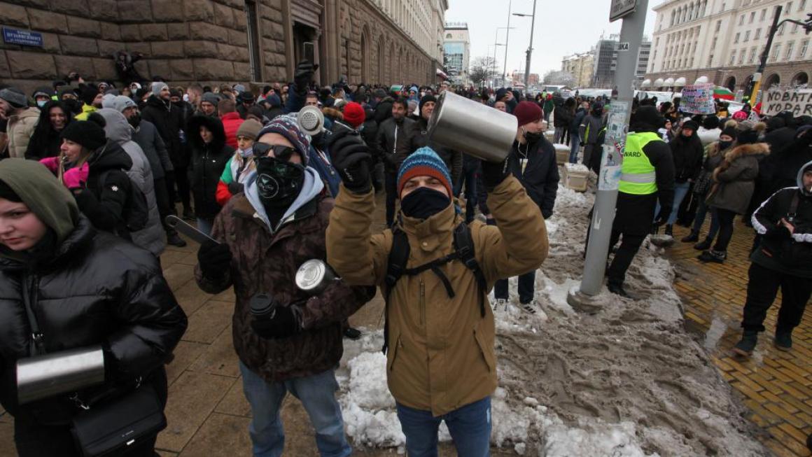 Галерия :: Снимка 4 :: Представители на заведенията спретнаха парти пред МС в знак на протест}