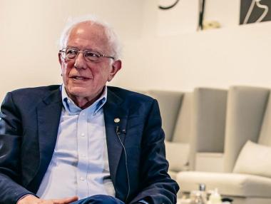 Бърни Сандърс събра $1.8 млн. от култовата си снимка