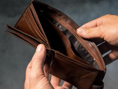 Къде изчезват заплатите ни?