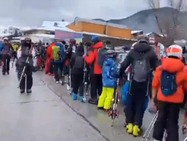 Хиляди хора се струпаха в Банско, чакайки лифта (видео)