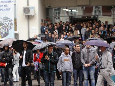 Държавата ще поема таксите на студенти, решили да работят в България