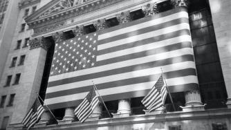 Пазарите се оцветиха в тъмночервено