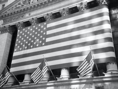 Пазарите се оцветиха в тъмночервено