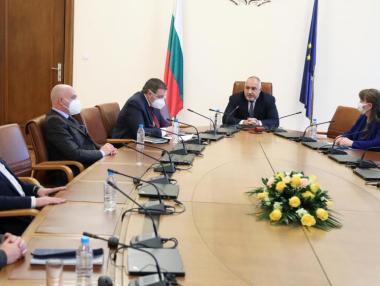 Правителството е готово да отвори ресторантите, но щабът не дава