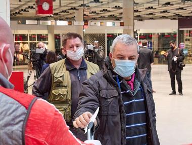 Австрия отваря магазините и училищата