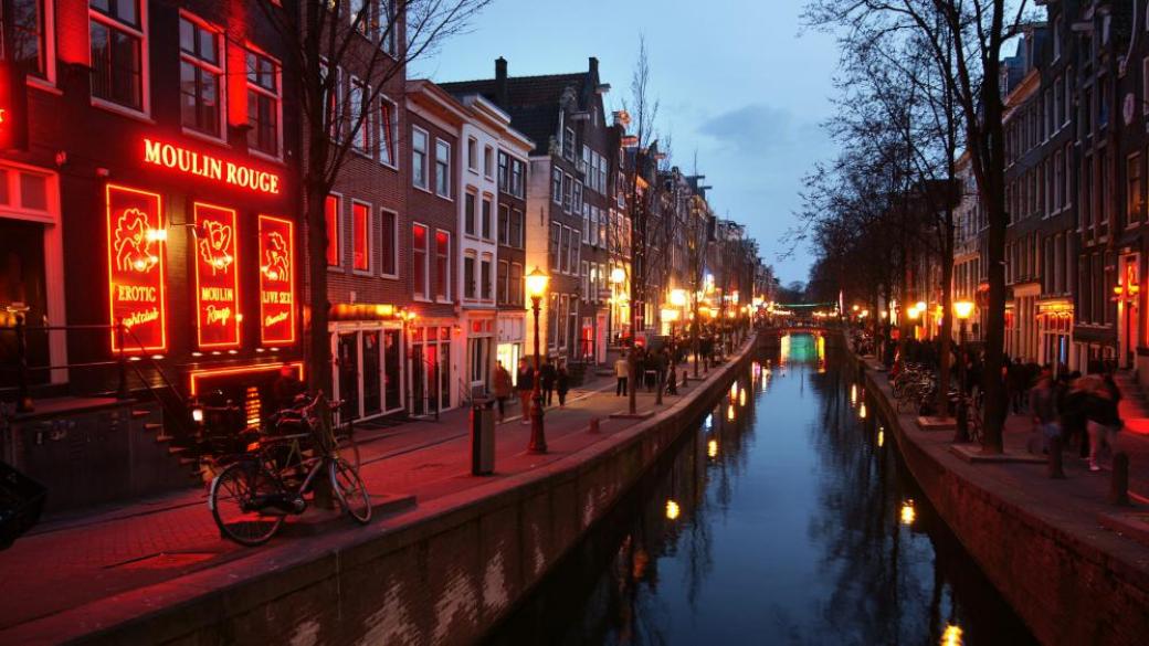 Амстердам премахва емблематичния квартал на червените фенери