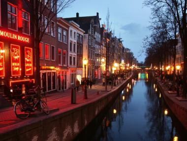 Амстердам премахва емблематичния квартал на червените фенери