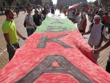 България отново пропада в класацията за демокрация на Economist