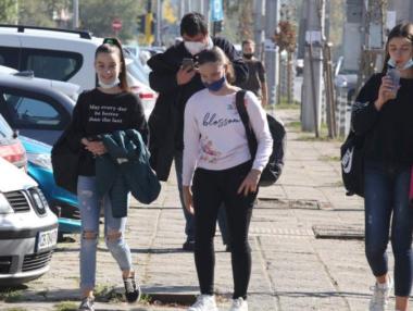 Част от учениците се връщат в училищата днес