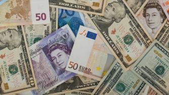 Доларът възстановява позициите си