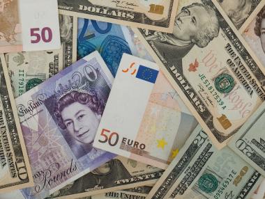 Доларът възстановява позициите си