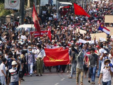 „Не искаме военна диктатура! Искаме демокрация!“
