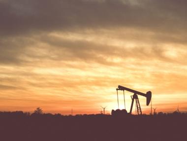 Петролът се изкачи до 13-месечен рекорд