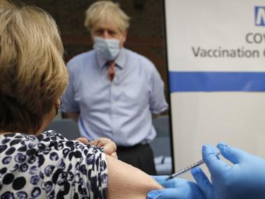 Джонсън предупреди британците да свикват с многократното ваксиниране