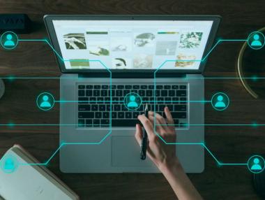 Клиентите и служителите са мост през кризата