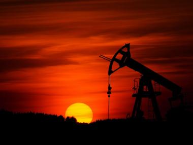 Петролът поскъпна драстично с надежда за стимули