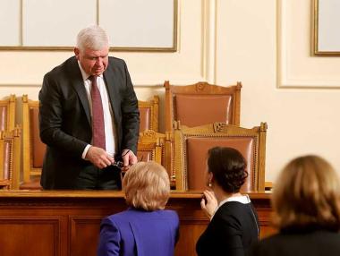 Държавата изтегли 300 млн. лв. нов дълг