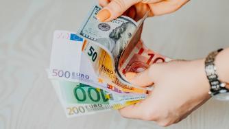 Коя глобална валута ще поевтинее повече?