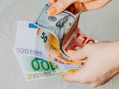 Коя глобална валута ще поевтинее повече?