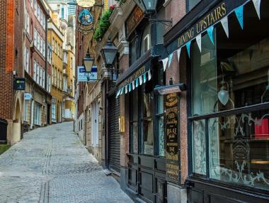 Продажбите на дребно във Великобритания отново се сринаха