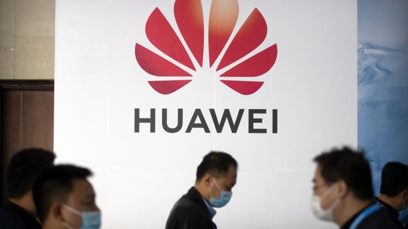 Huawei се обръща към свиневъдството след срива при смартфоните