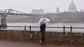 Обединеното кралство ще се отвори отново поетапно