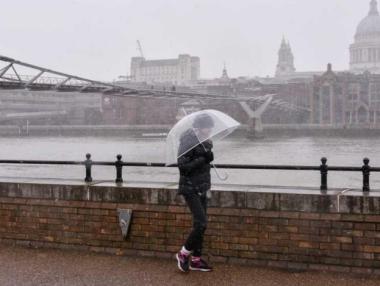 Обединеното кралство ще се отвори отново поетапно