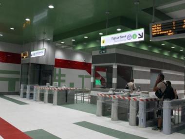 Специални табели по линия 3 на метрото показват кога идват мотрисите