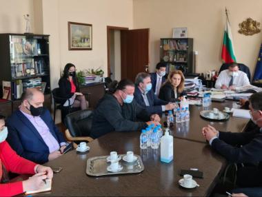 В разгара на пандемията правителството отваря абсолютно всичко