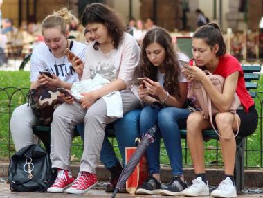 Еврокомисията предлага роумингът на едро в ЕС да поевтинее