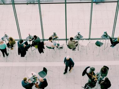 Бизнес климатът леко се подобрява през февруари