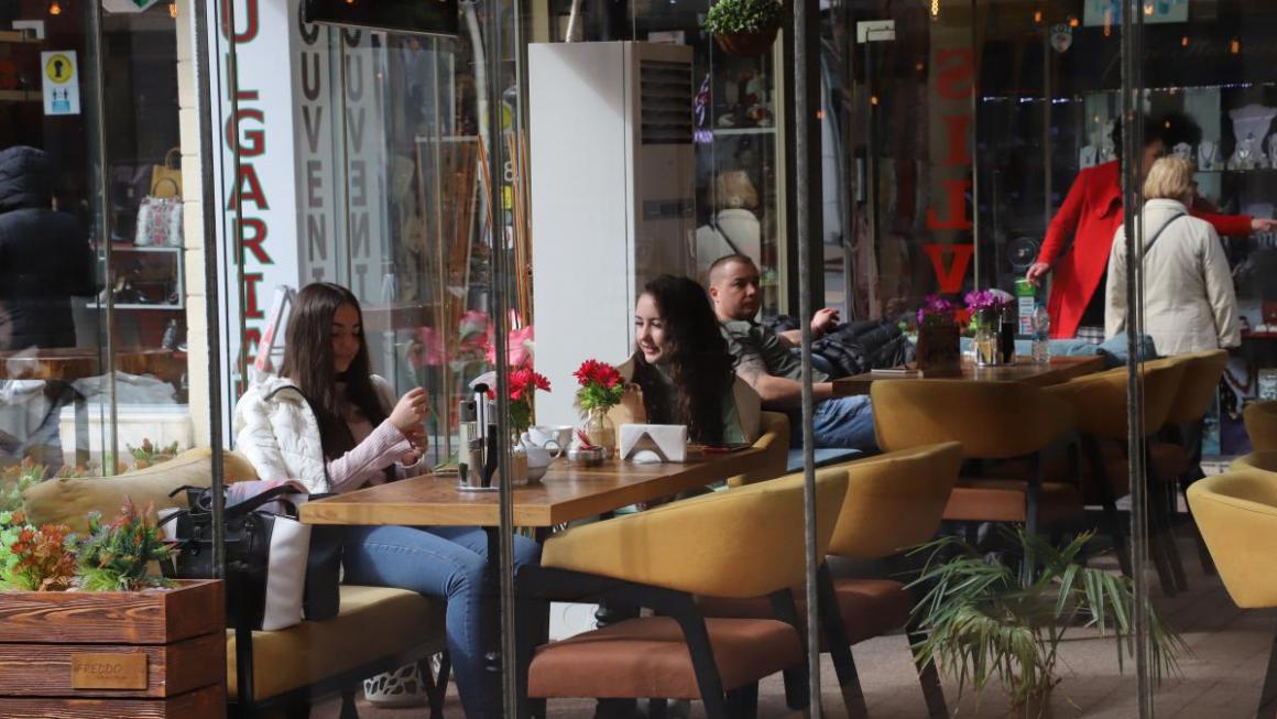 Галерия :: Снимка 1 :: Заведенията отвориха отново врати (снимки)}