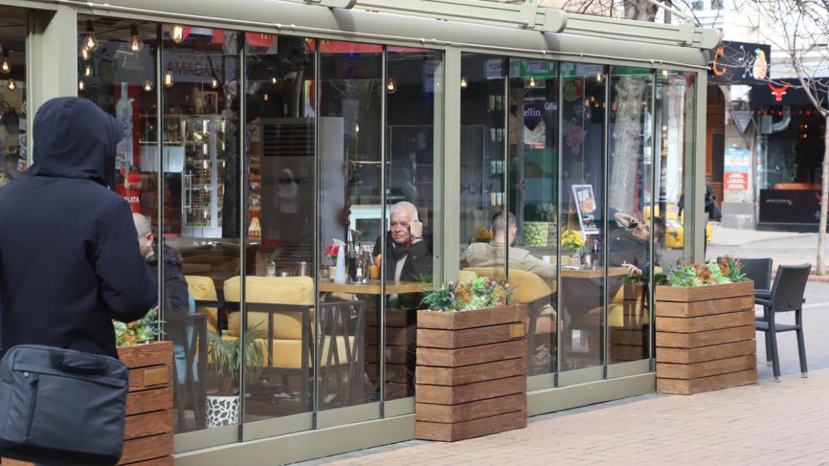 Галерия :: Снимка 3 :: Заведенията отвориха отново врати (снимки)}