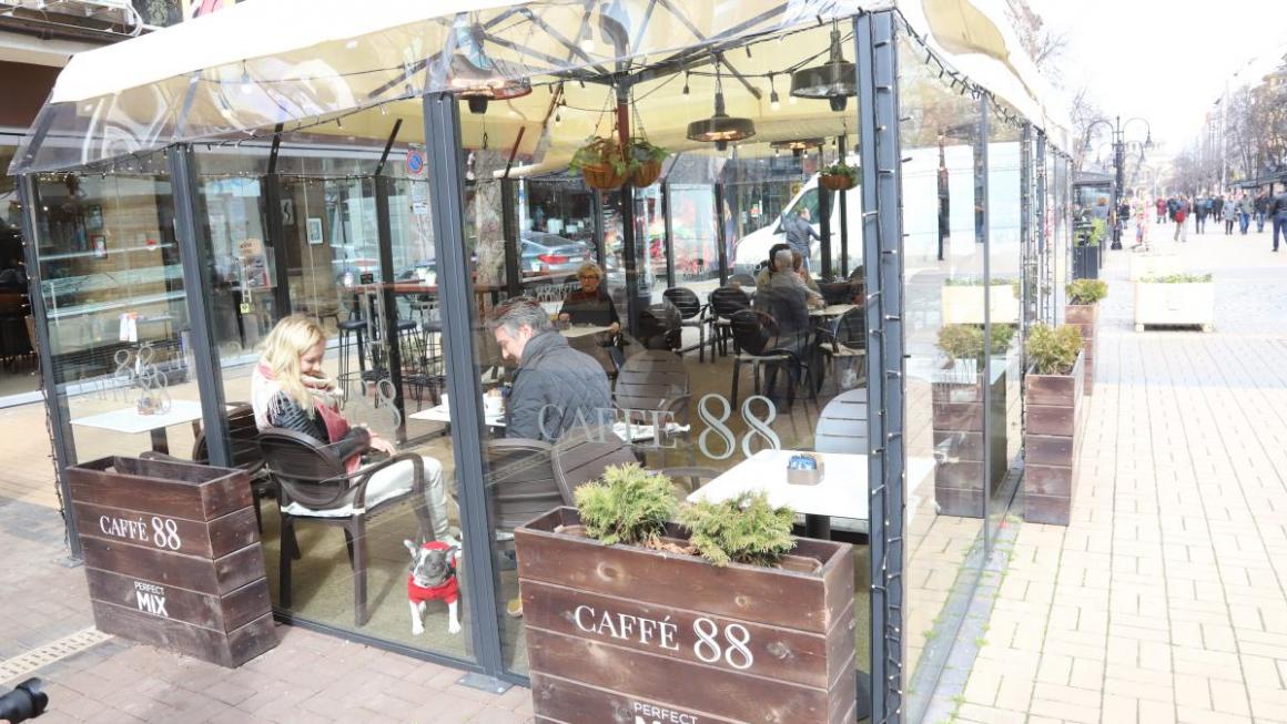 Галерия :: Снимка 4 :: Заведенията отвориха отново врати (снимки)}